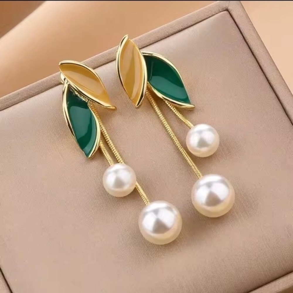 🫶🏻 Gold and Green Leaf Pearl Earrings